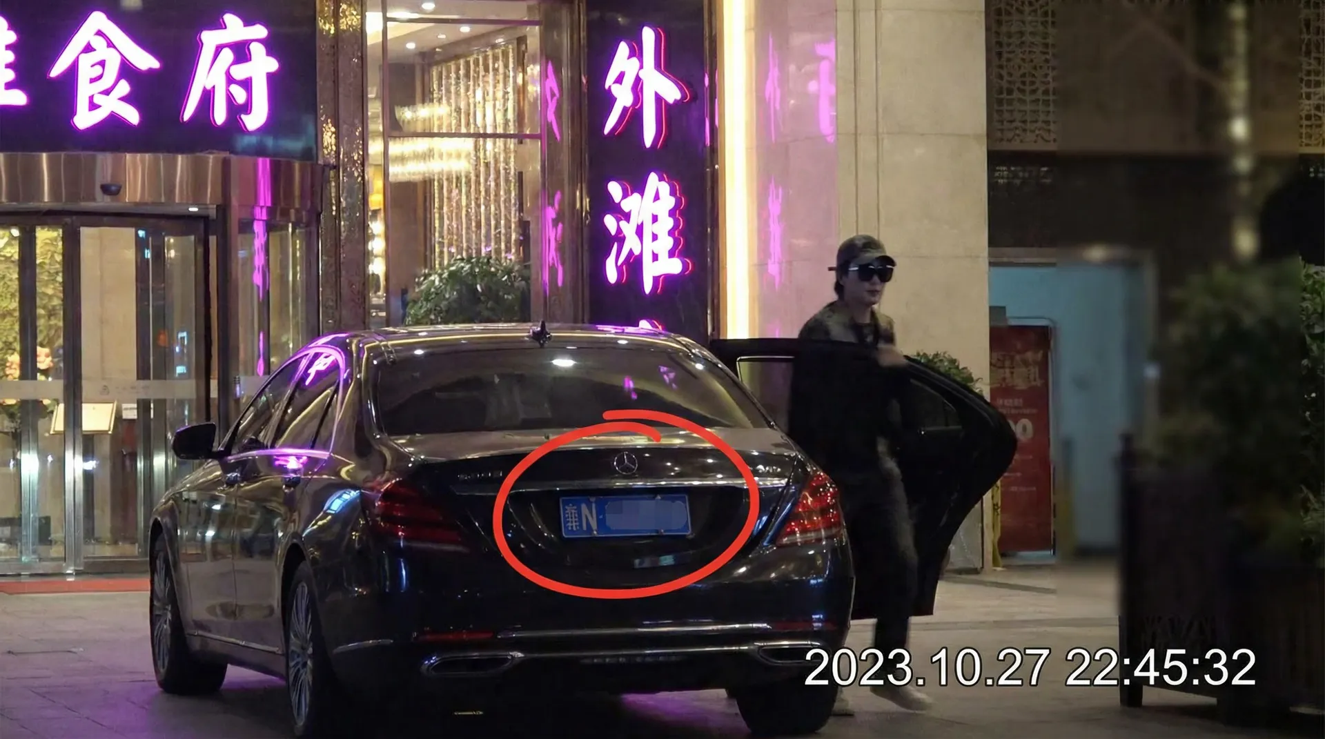 迪拜皇宫网址 - 豪车餐厅外偷拍