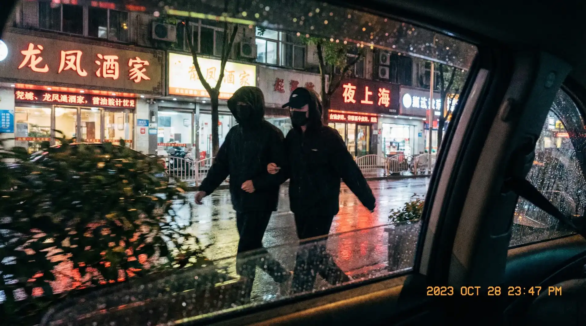 迪拜皇宫网址 - 顶流明星深夜密会现场抓拍照片